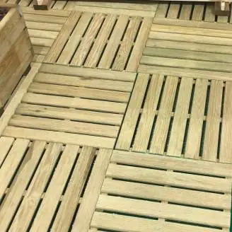 Dalle en bois moletée 50x50 pour terrasse et jardin extérieur